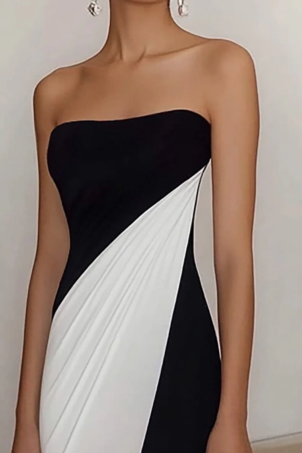 Black And White Strapless Sheath Evening Dress - Image 3