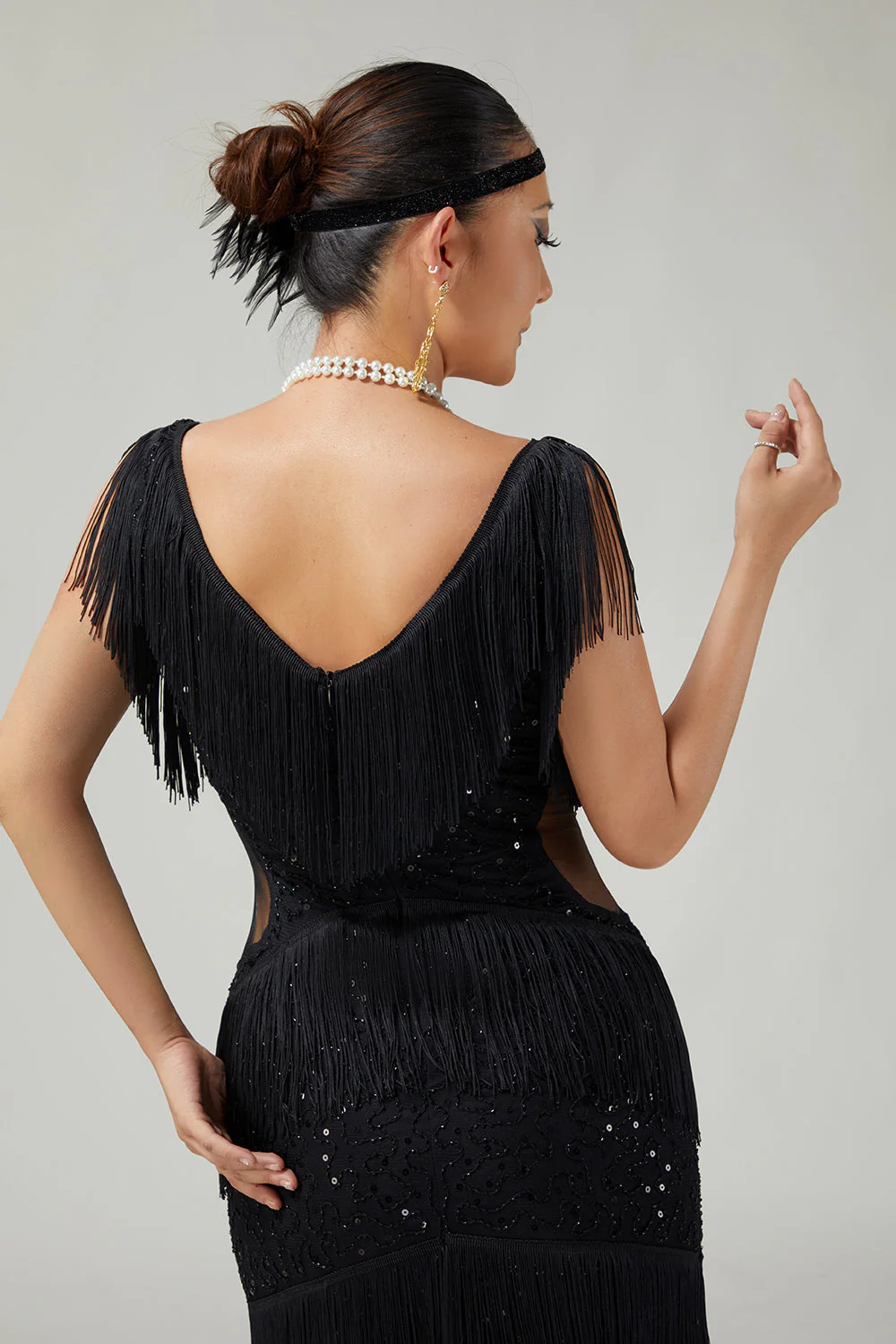 Black V Neck Bodycon Tiered Fringed Sequin 1920s Dress With 5-Piece Accessories Set - Image 5
