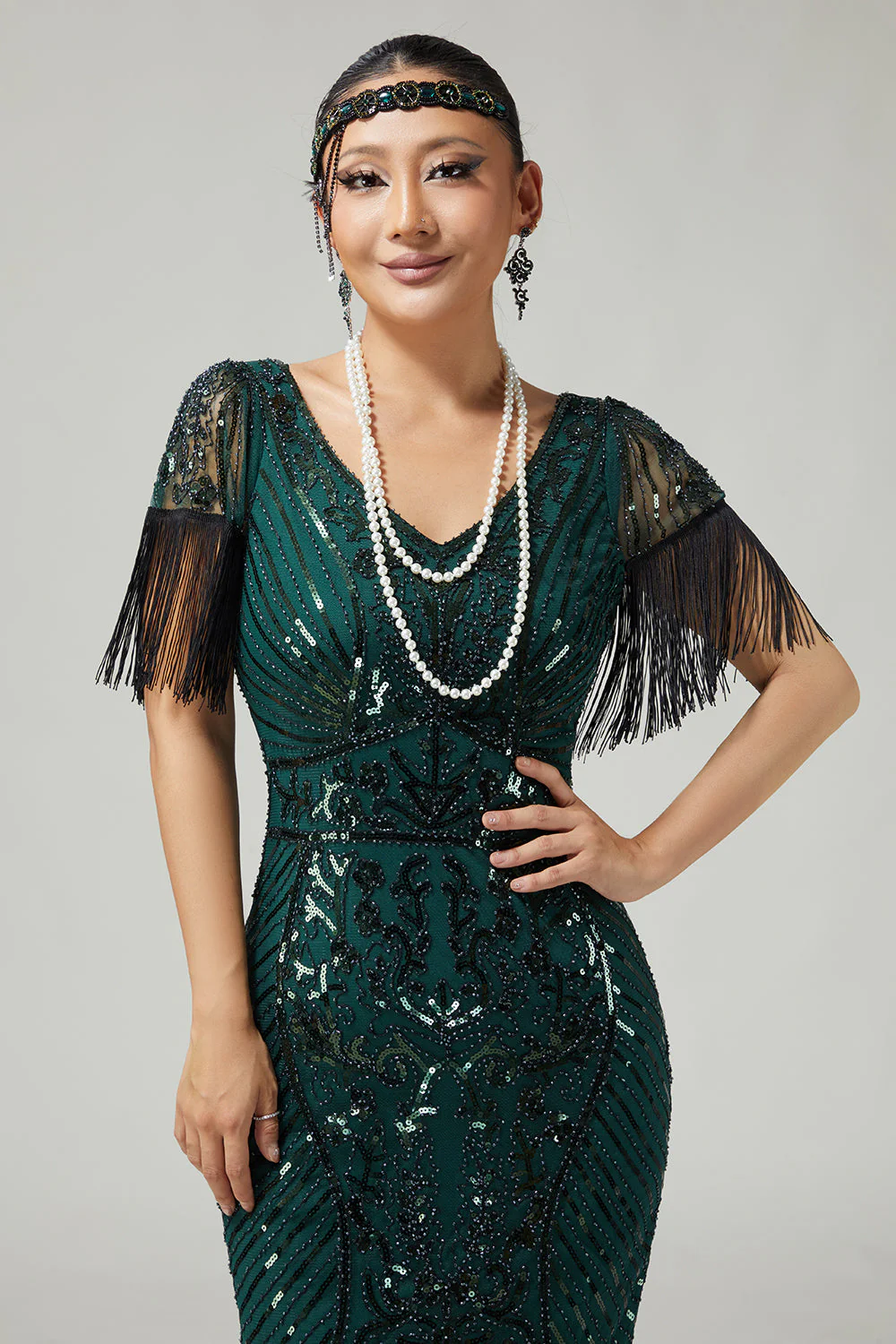 Dark Green Sequined Bodycon Fringed 1920s Dress With Short Sleeves - Image 4