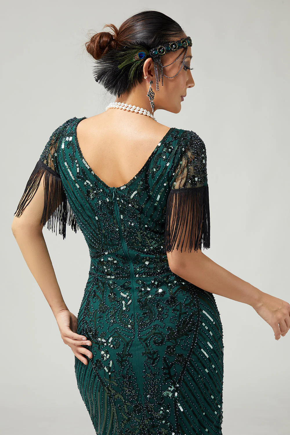 Dark Green Sequined Bodycon Fringed 1920s Dress With Short Sleeves - Image 5
