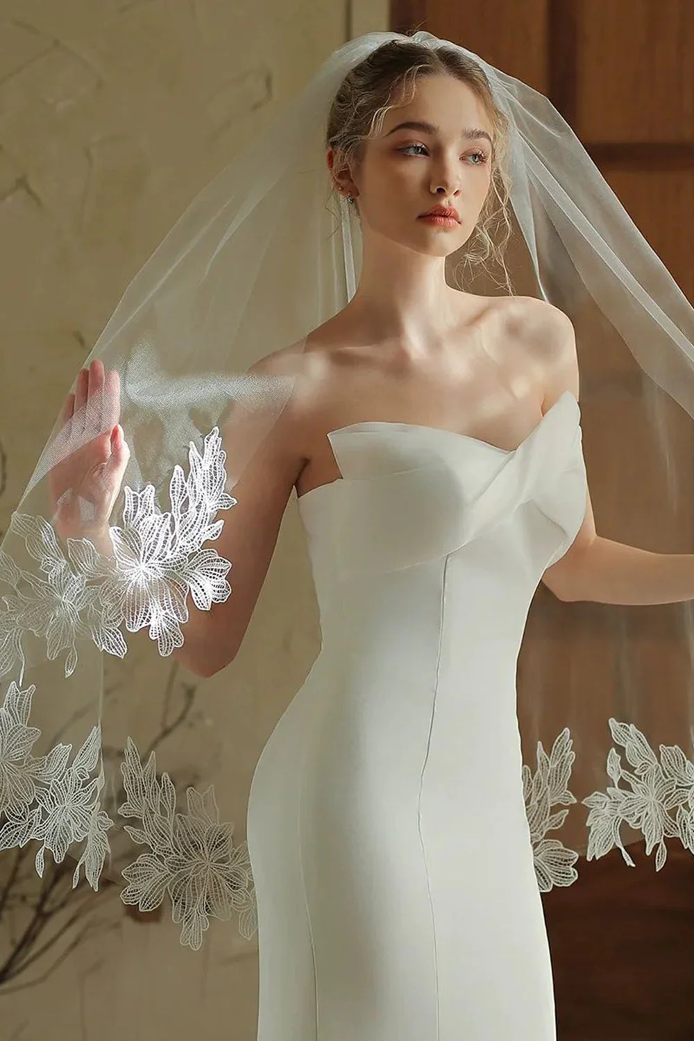 Ivory Floral Midi Wedding Veil with Appliques - Image 4